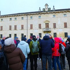 P1180353 Ore 9.35 , le due guide presentano il programma della visita.  Marilena Garofalo.